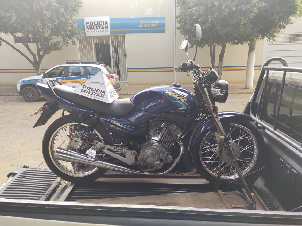 Moto usada para entregar drogas foi apreendida — Foto: Polícia Militar/ Divulgação