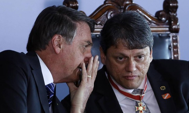 O presidente Bolsonaro e o ministro Tarcísio de Freitas