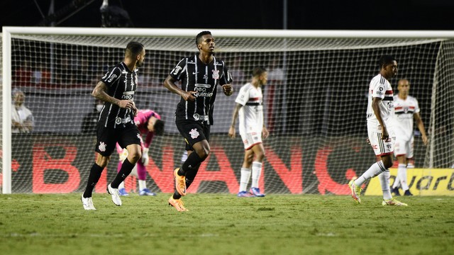 Jô fez o único gol do Corinthians no clássico