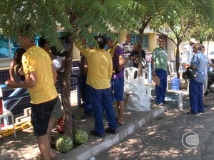 Servidores dos Correios cruzarm os braços e deflagraram greve nesta quarta (16) (Foto: Reprodução/TV Clube)