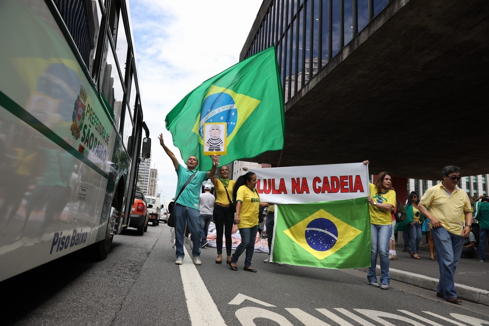 Manifestantes no Masp pedem 