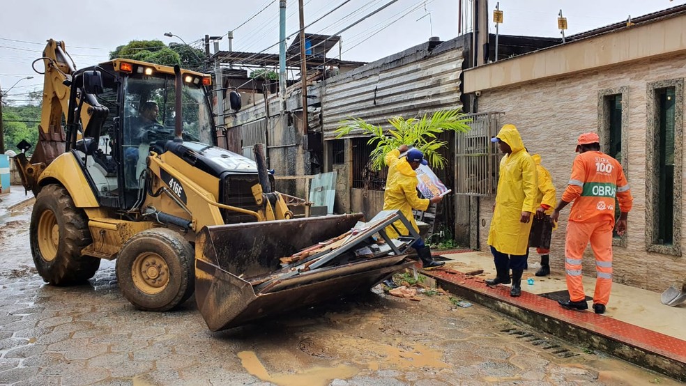 Equipes de limpeza urbana com trator ajudam moradores na limpeza das casa em Cariacica, ES — Foto: Carlos Alberto Silva/Rede Gazeta