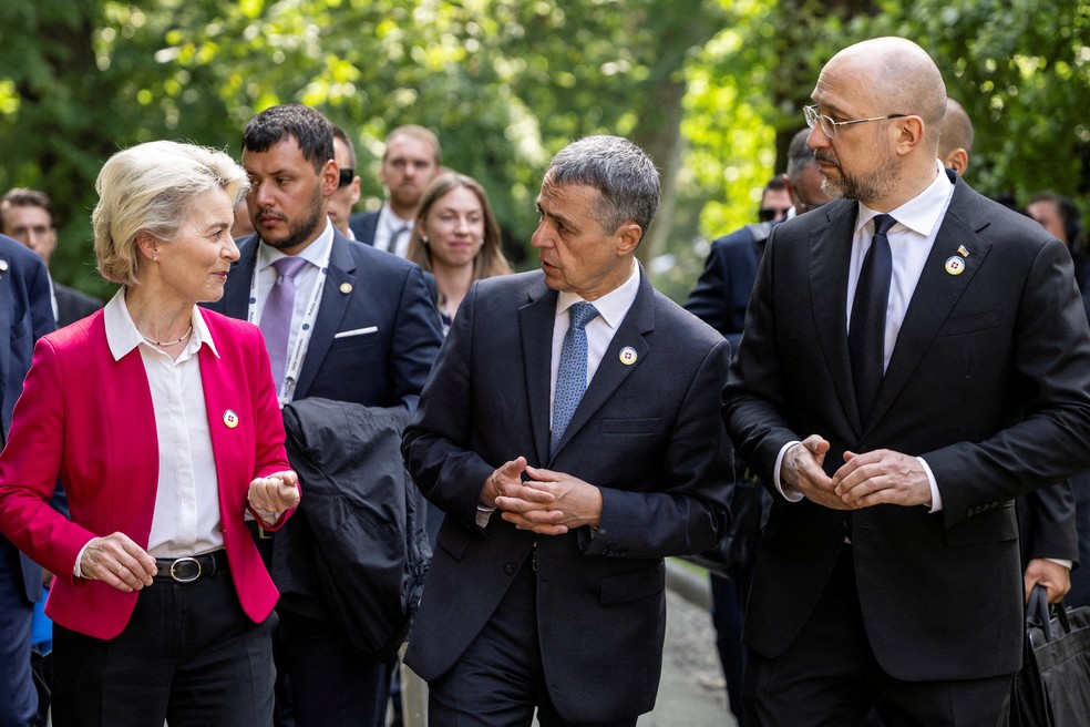 Presidente da Comiss&atilde;o Europeia, Ursula Von der Leyen (esq.) ao lado do primeiro-ministro da Ucr&acirc;nia (cen) e o presidente do Conselho Europeu, Charles Michel (dir.) &mdash; Foto: Alessandro della Valle/Pool via REUTERS