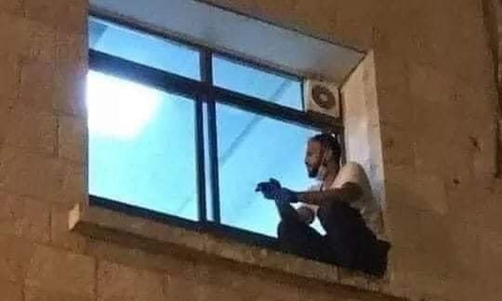 Jovem escalou até a janela de onde podia ver sua mãe doente de Covid — Foto: Reprodução / Twitter / Mohamad Safa