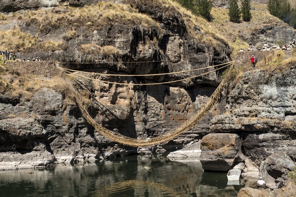 A ponte Q'eswachaka, feita de cordas tecidas à mão, existe há pelo menos 600 anos. — Foto: Jordi Busqué