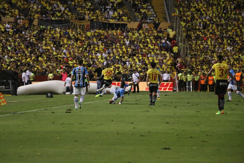 Barrios ajuda na marcação e faz falta forte (Foto: Eduardo Moura/GloboEsporte.com)