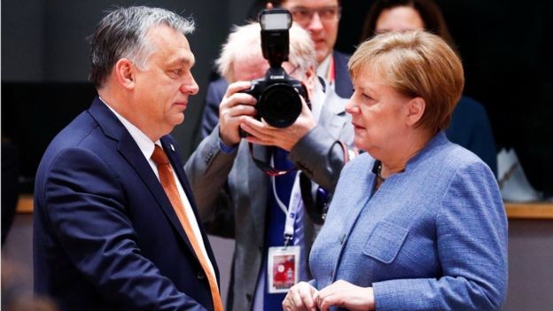 Ministro de Relações Exteriores fez elogios a nacionalistas de direita como Viktor Orbán (esquerda), primeiro-ministro da Hungria. Orbán é um dos principais críticos das soluções da União Europeia para migração, enquanto chanceler Angela Merkel (direita) aposta na integração regional e no multilateralismo (Foto: REUTERS/FRANCOIS LENOIR via BBC News Brasil)