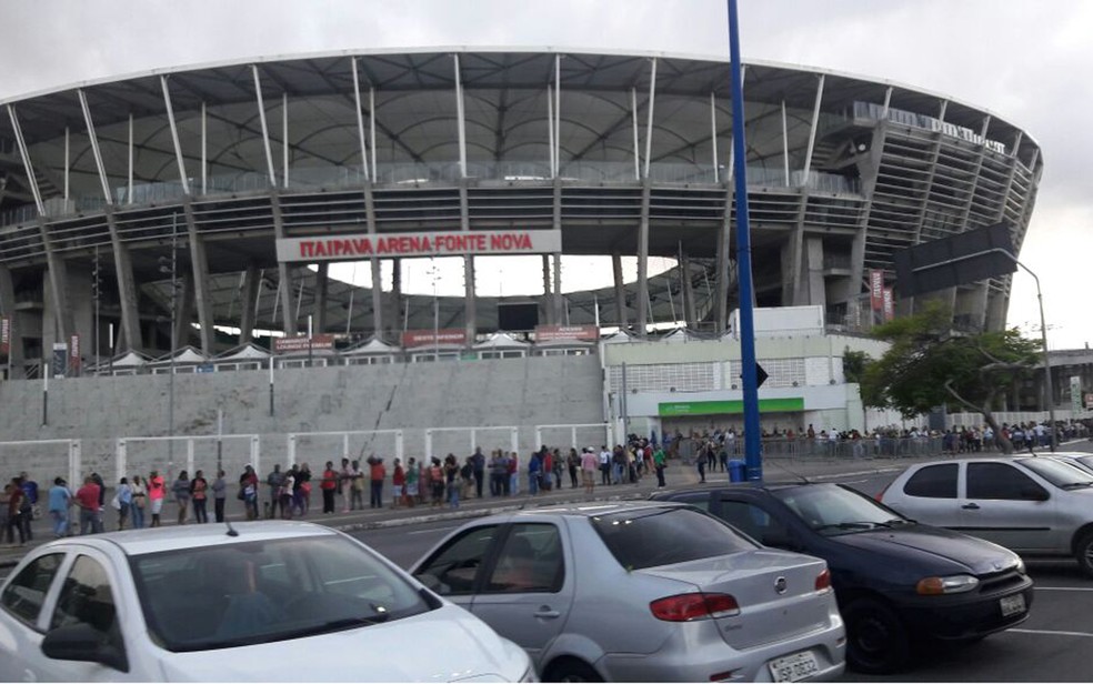 Grande fila é registrada na Arena Fonte Nova, nesta quinta-feira (26), antes de começar atendimento (Foto: Vanderson Nascimento/ TV Bahia)