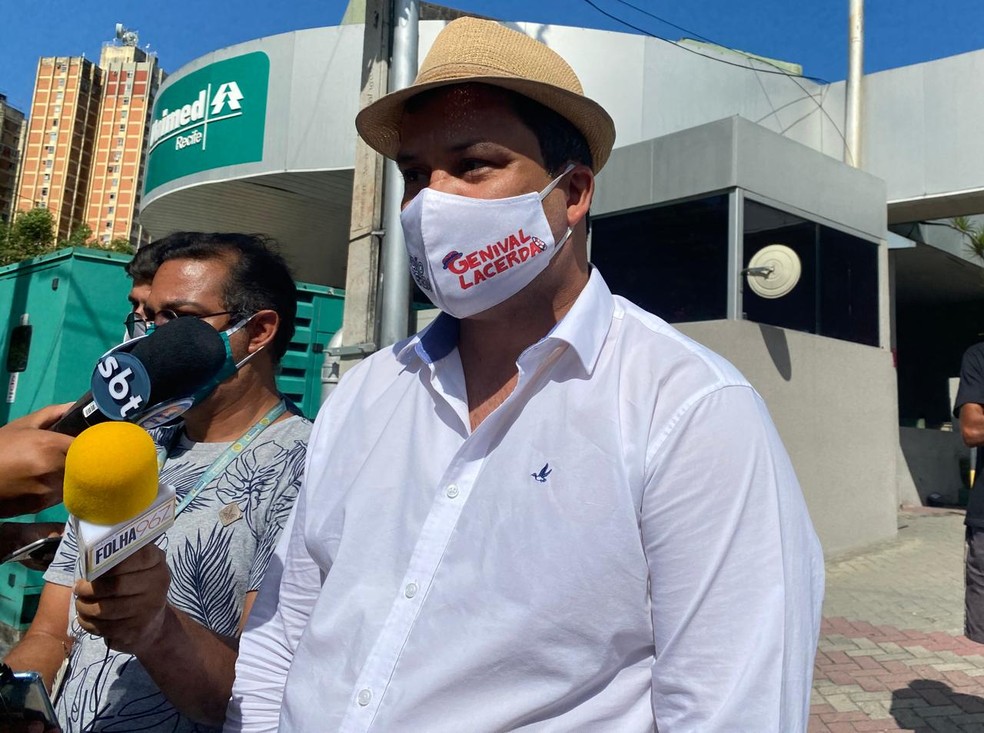 João Lacerda falou sobre a morte do pai, Genival Lacerda, na frente do hospital onde o artista estava internado com Covid-19 — Foto: Marina Meireles/G1