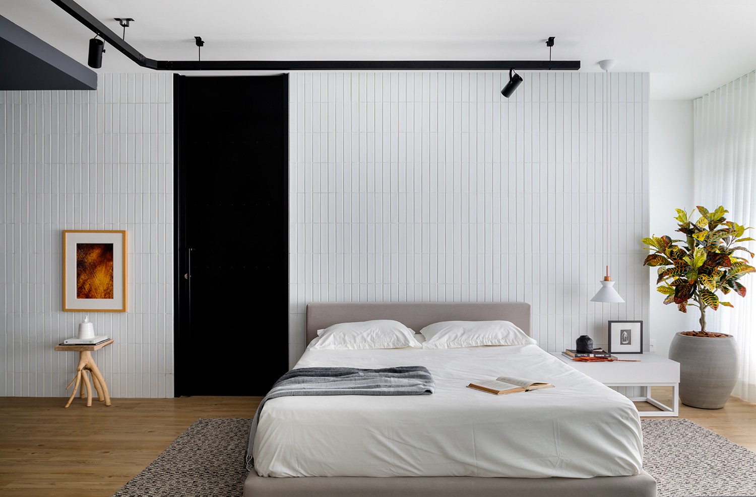 Décor do dia: quarto com cama baixa e estilo minimalista (Foto: Fabio Júnior Severo)