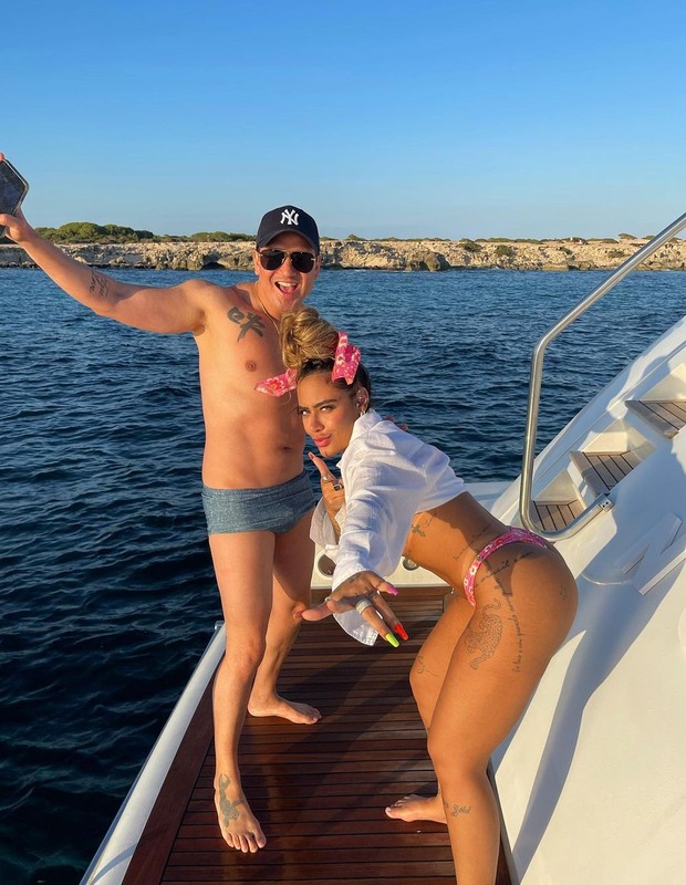 Rafalla Santos em Ibiza com amigos (Foto: Reprodução/Instagram)