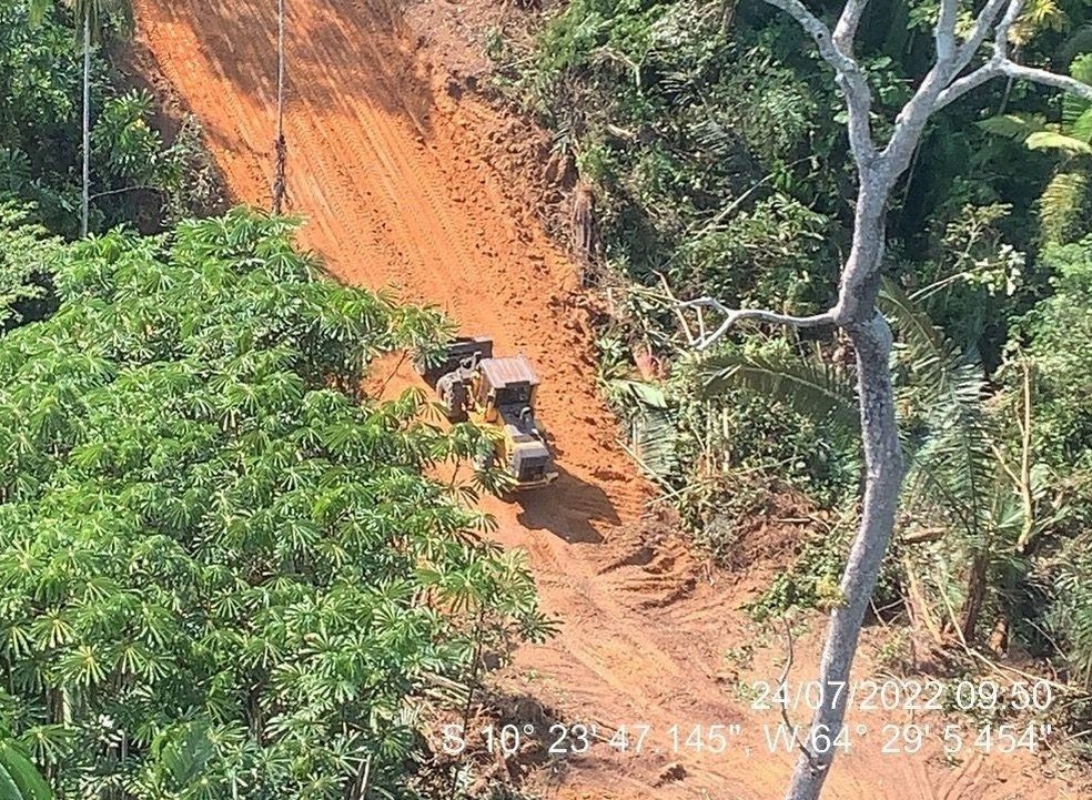 Maquinário flagrado danificando floresta no Parque Estadual Guajará-Mirim, em Rondônia — Foto: Divulgação