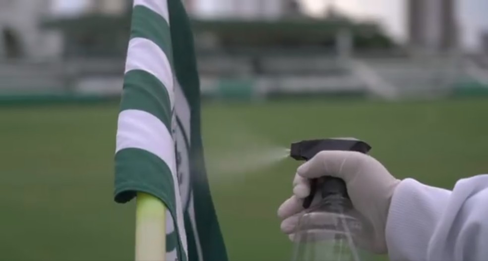 Goiás higieniza bandeira após cusparada de Alan Mineiro — Foto: Reprodução / Instagram