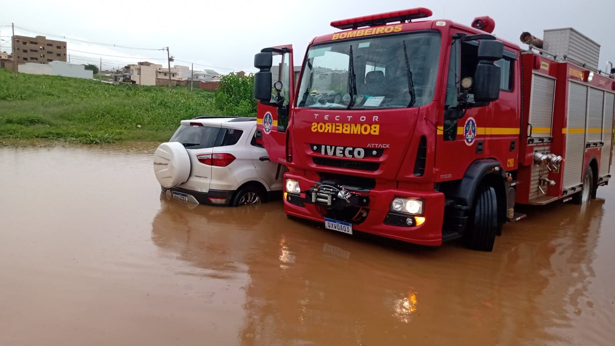 Bombeiros resgatam família que ficou ilhada dentro de carro durante chuva em Montes Claros