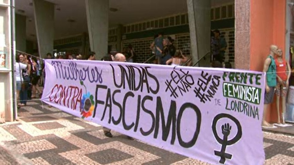 PR - Londrina: Faixa estendida no Centro de Londrina durante protesto contra Bolsonaro â€” Foto: ReproduÃ§Ã£o/RPC