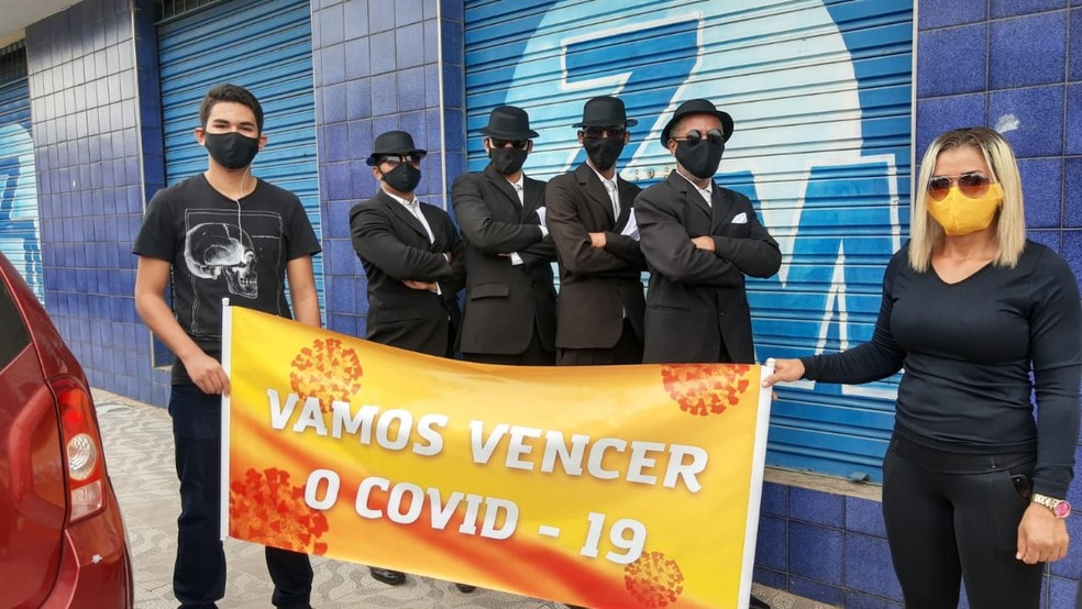 Grupo reproduz 'meme do caixão' em Floriano em ato de conscientização sobre o coronavírus — Foto: Hoslânia Marques/TV Clube