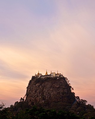 O monastério budista fica sobre um vulcão (Foto: Shutterstock)