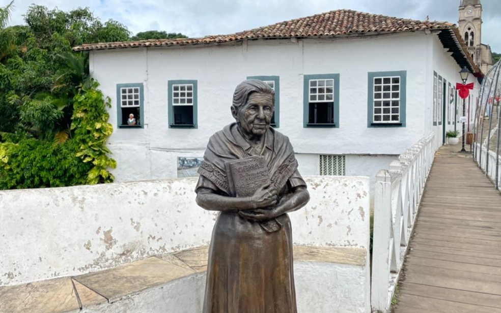 Estátua de Cora Coralina, que fica em frente ao museu Casa de Cora Coralina, na cidade de Goiás — Foto: Millena Barbosa/g1