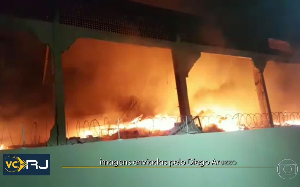 Centro de Distribuição dos Correios ficou destruído (Foto: Reprodução / TV Globo)