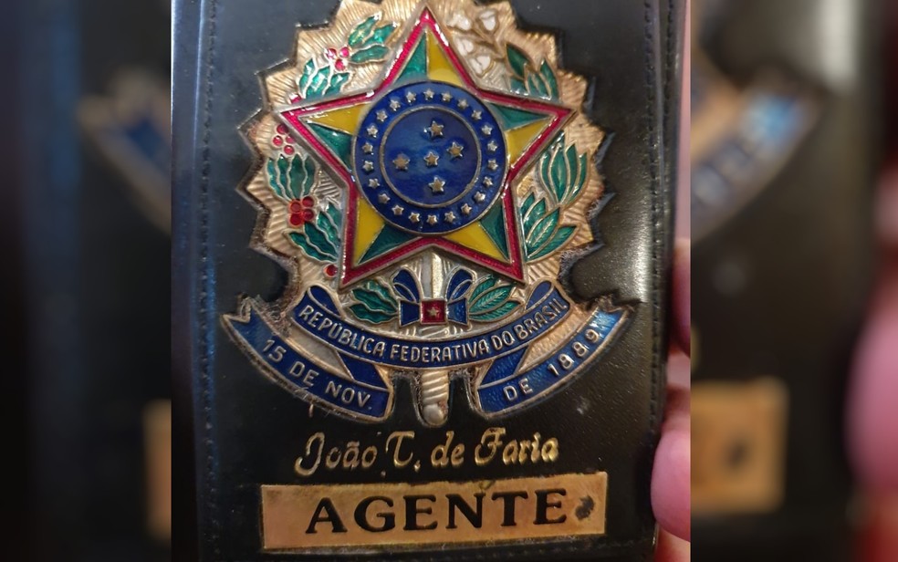 Carteira de agente prisional em nome de João Teixeira de Faria — Foto: Reprodução/TV Anhanguera