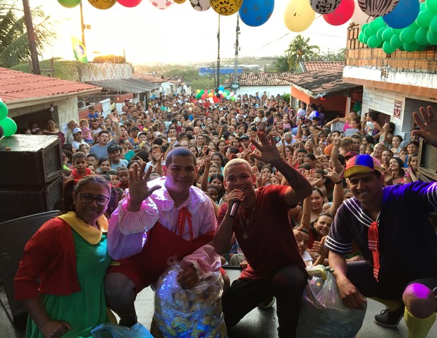 Aldair Playboy Presenteia E Faz Show Para Crian ada De Comunidade Onde 