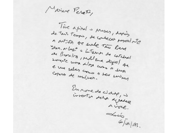 Carta escrita à mão de Lúcio Costa para Marianne Peretti agradecendo à sua solução para a iluminação da Catedral de Brasília (Foto: Marianne Peretti - A ousadia da invenção/Arquivo Pessoal)
