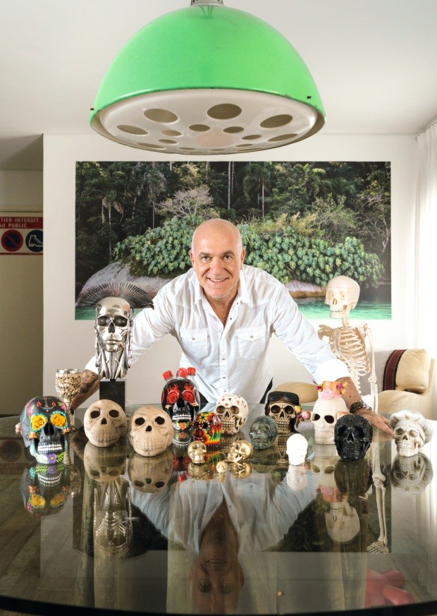 Gilberto Elkis e sua coleção de caveiras (Foto: Christian Maldonado / Editora Globo)