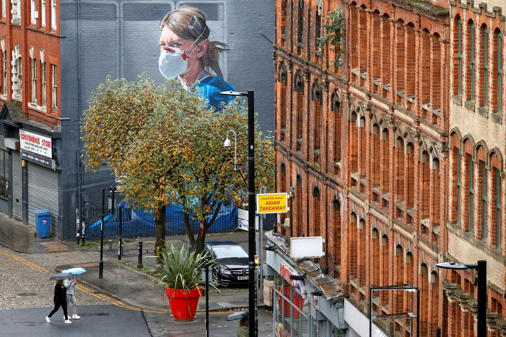 Pessoas caminham por Manchester, no Reino Unido. Europa vive segunda onda do coronavírus.  — Foto: REUTERS/Phil Noble