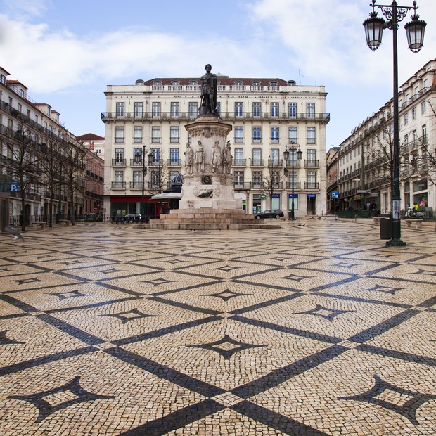 This small square is the transition zone between Chiado and Bairro Alto, at Lisbon, Portugal.In its center is a monumental statue of 16th century epic poet Luis de Camões standing on a pedestal with other smaller statues of classical Portuguese authors. (Foto: Getty Images)