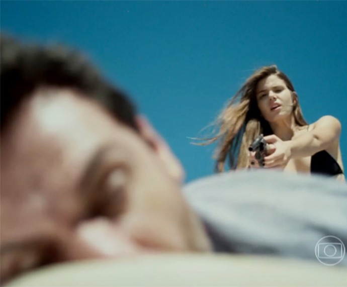 Angel atira várias vezes em Alex (Foto: TV Globo)