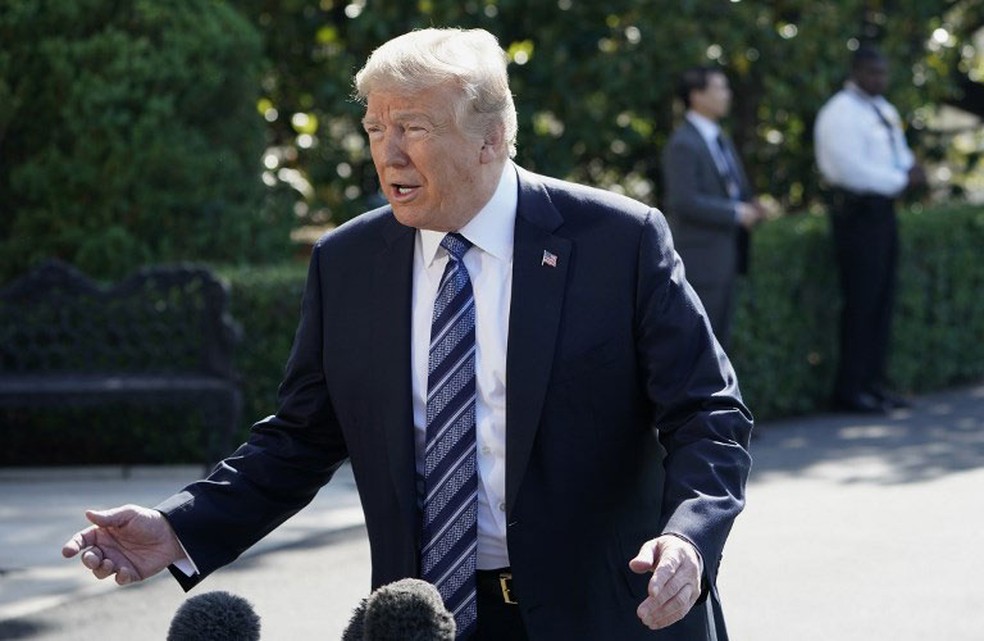 Presidente dos EUA, Donald Trump, conversa com jornalistas, na Casa Branca, nesta sexta-feira (25)  (Foto: Mandel Ngan / AFP)