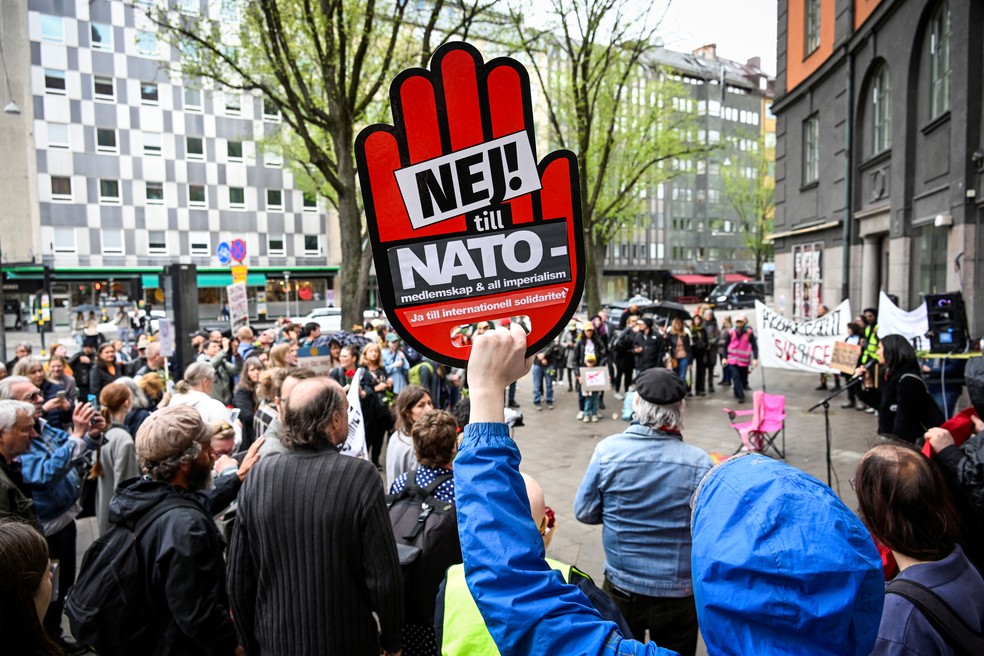 Grupo protesta contra a adesão à OTAN do lado de fora do escritório do Partido Social Democrata em Estocolmo, na Suécia, no sábado (14) — Foto: Anders Wiklund/TT News Agency via Reuters