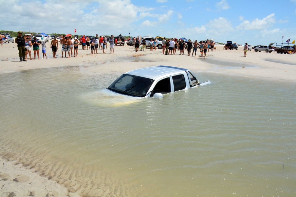 Picape atola na areia e é coberta pela água em Salinas. Veículo precisou ser removido por escavadeira. (Foto: Divulgação / Corpo de Bombeiros Militar do Pará)