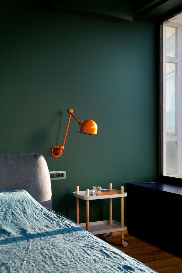 Décor do dia: quarto minimalista com tons escuros de azul e verde (Foto: reprodução)
