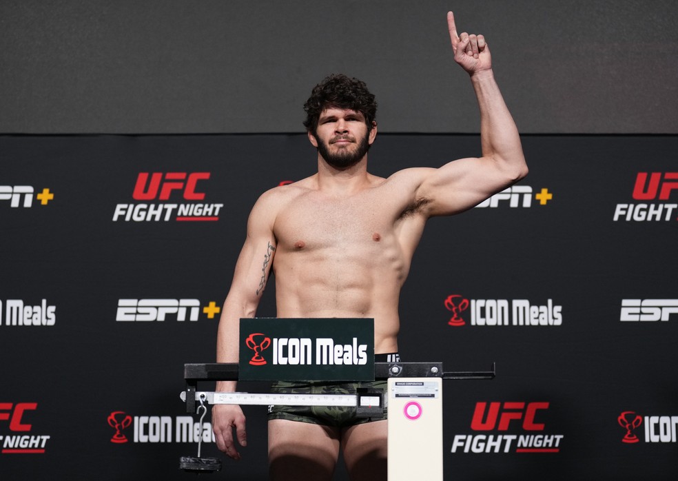 Philipe Lins foi o último dos 24 lutadores a subiram à balança, mas ficou dentro do limite no meio-pesado com 93kg — Foto: Chris Unger/Zuffa LLC
