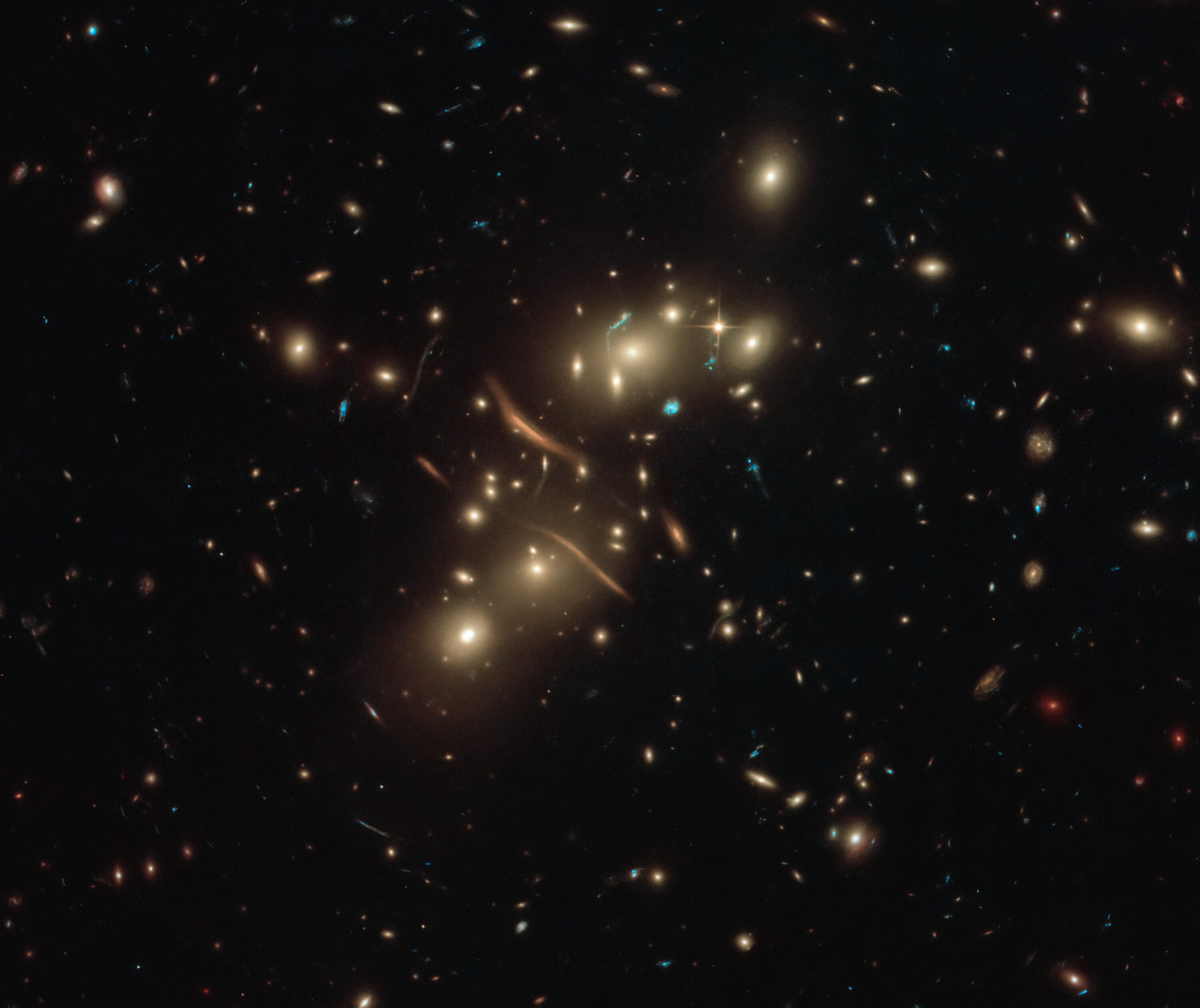 Imagem do conglomerado de galáxias Abell 2813 demonstra as lentes gravitacionais (Foto: ESA/Hubble & NASA, D. Coe)