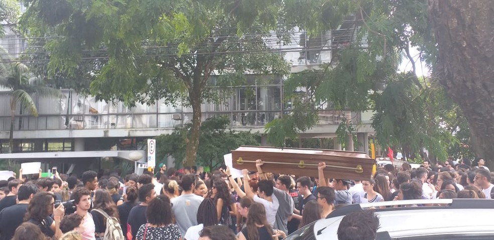 Ato seguiu até a frente da Prefeitura de Bauru, onde carregam um caixão e estão com carro de som — Foto: Eduarda Guelfi/G1