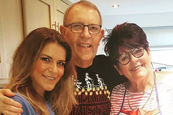A atriz inglesa Gemma Oaten com os pais (Foto: Instagram)