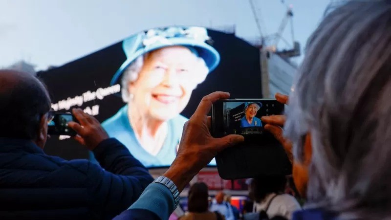 Imagem da rainha Elizabeth 2ª exibida em telão de Piccadilly Circus (Foto: REUTERS via BBC)