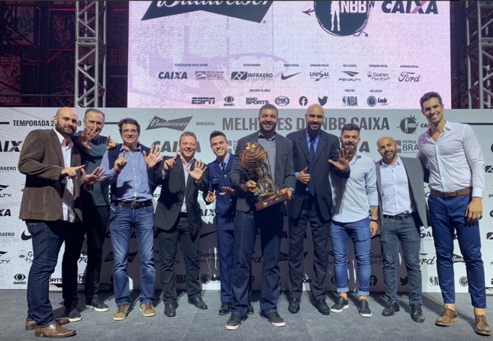 Premiação da temporada será virtual e não terá entrega de troféu para campeão. Flamengo levou o último título, no ciclo 2018/19 — Foto: Divulgação/LNB