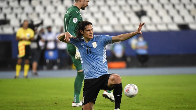 Cavani comemora gol de pênalti em Uruguai x Paraguai - Copa América
