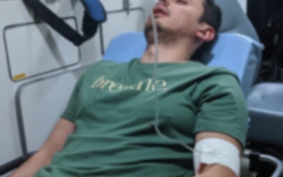 Iago Araújo recebendo atendimento após agressão no Parque do Povo — Foto: Iago Araújo/Arquivo pessoal 