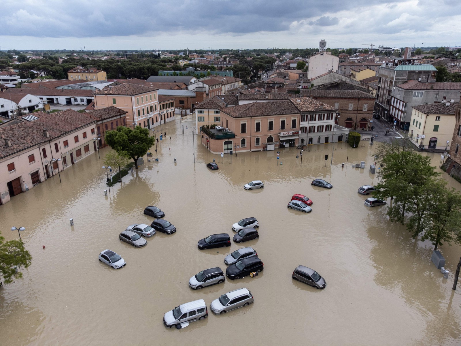 Ruas inundadas na cidade de Lugo, perto de Ravenna, em 18 de maio de 2023, depois que fortes chuvas causaram inundações em toda a região de Emília-Romanha, no norte da Itália — Foto: Federico SCOPPA/AFP