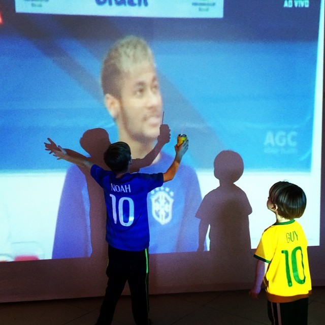 Danielle Winits postou foto de Guy e Noah admirando Neymar (Foto: instagram / reprodução)
