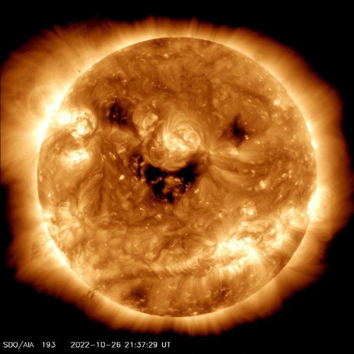 Die NASA veröffentlicht ein atemberaubendes Bild der „lächelnden“ Sonne |  gemeinsames