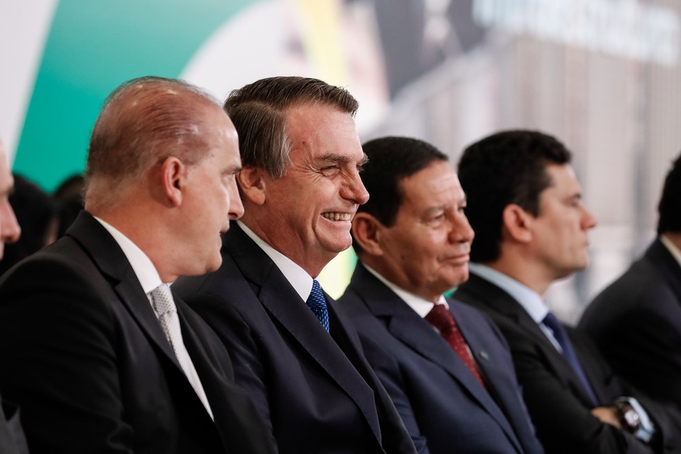 O presidente Jair Bolsonaro ao lado do vice-presidente Hamilton Mourão e dos ministros Onyx Lorenzoni e Sérgio Moro — Foto: Alan Santos/Presidência da República