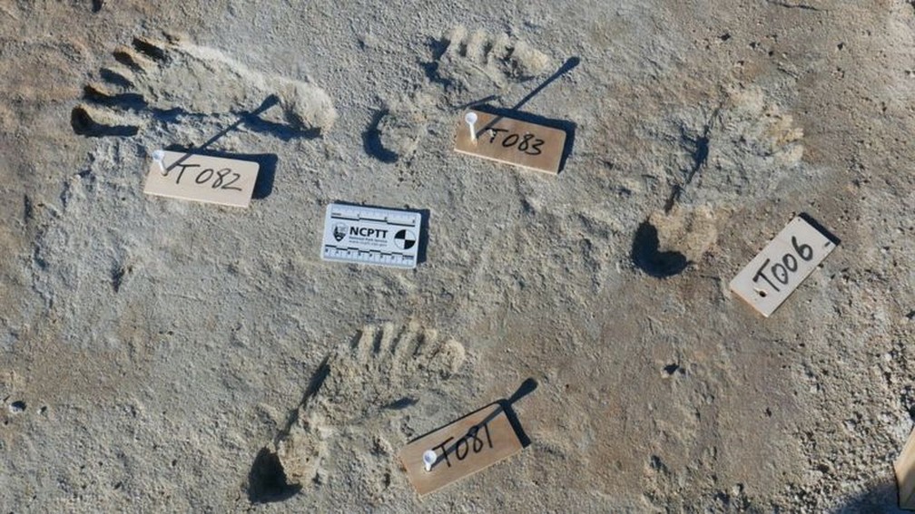 Equipe de cientistas atuando no sudoeste dos EUA encontrou pegadas humanas que foram datadas entre 23 mil e 21 mil anos atrás — Foto: Bournemouth University via BBC