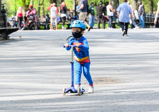 NEW YORK, NEW YORK - MAY 02: A kid wears a protective face mask while riding his scooter in Central Park during the coronavirus pandemic on May 2, 2020 in New York City. COVID-19 has spread to most countries around the world, claiming over 244,000 lives w (Foto: Getty Images)
