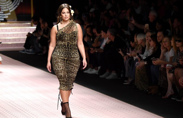 Ashley Graham na passarela da primavera-verão 19 da Dolce & Gabbana. A marca agora vende até o tamanho 55 italiano (Foto: Reprodução/ © 11 Honoré and Juan Carlos Obando)