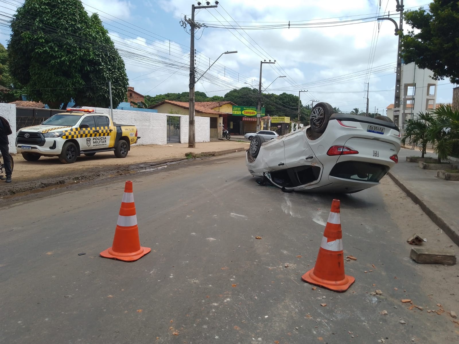 VÍDEO: Carro capota e por segundos não atinge homem e criança que atravessavam a MA-202